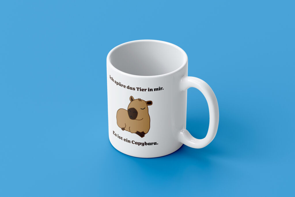 Mockup einer Tasse mit einem Capybara und dem Text "Ich spüre das Tier in mir. Es ist ein Capybara."